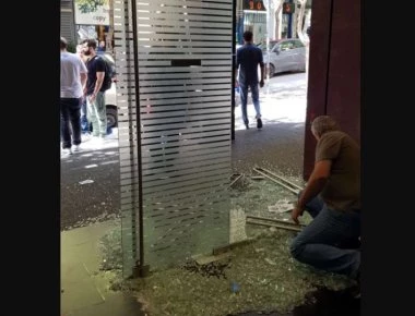Επίθεση με βαριοπούλες στην Ελληνοαμερικανική Ένωση για τον Δ. Κουφοντίνα - Έσπασαν την κεντρική είσοδο
